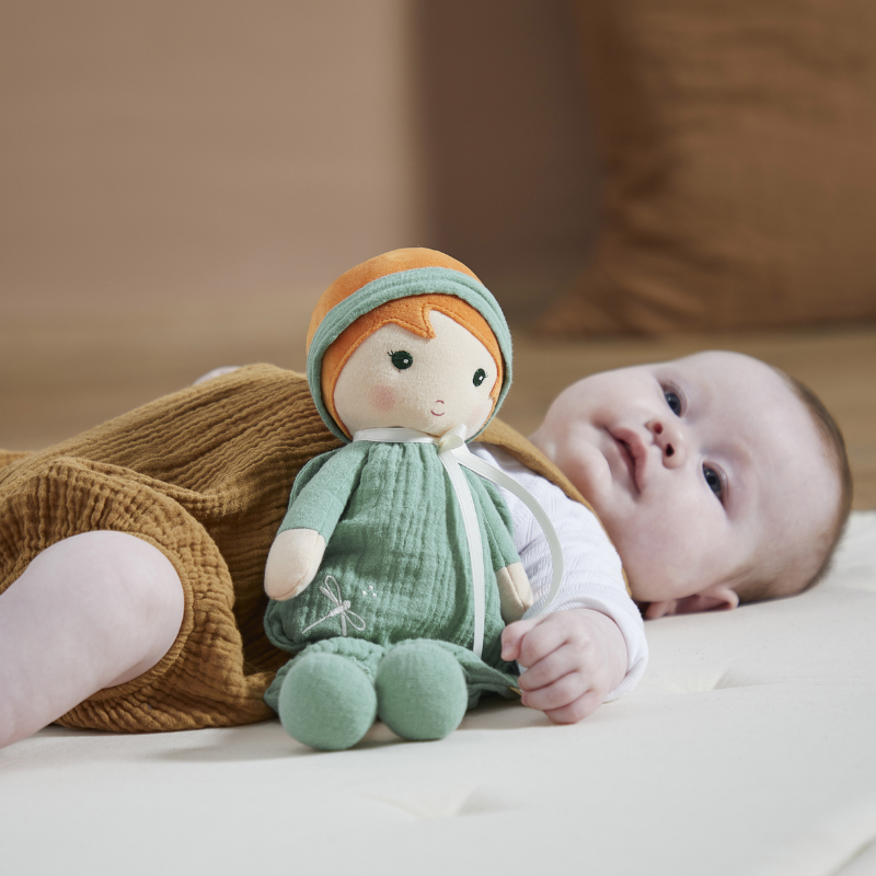 Bebê ao lado de boneca Tendresse verde