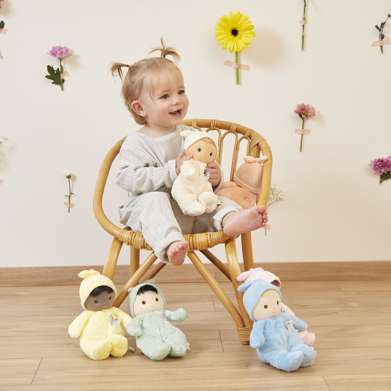 Menina em cadeirinha com bonecas Tendre Bebê