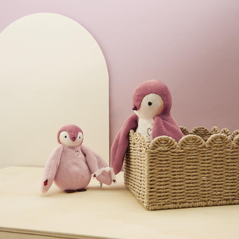 Pinguins Complices rosa em cesta de palha