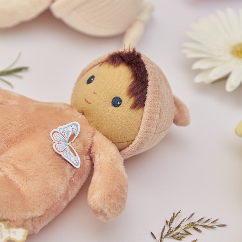Detalhe de boneca Tendre Bebê rosa com borboleta