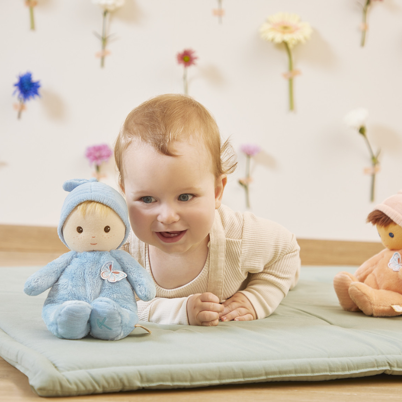 Bebê brincando com bonecas Tendre Bebê azul e rosa
